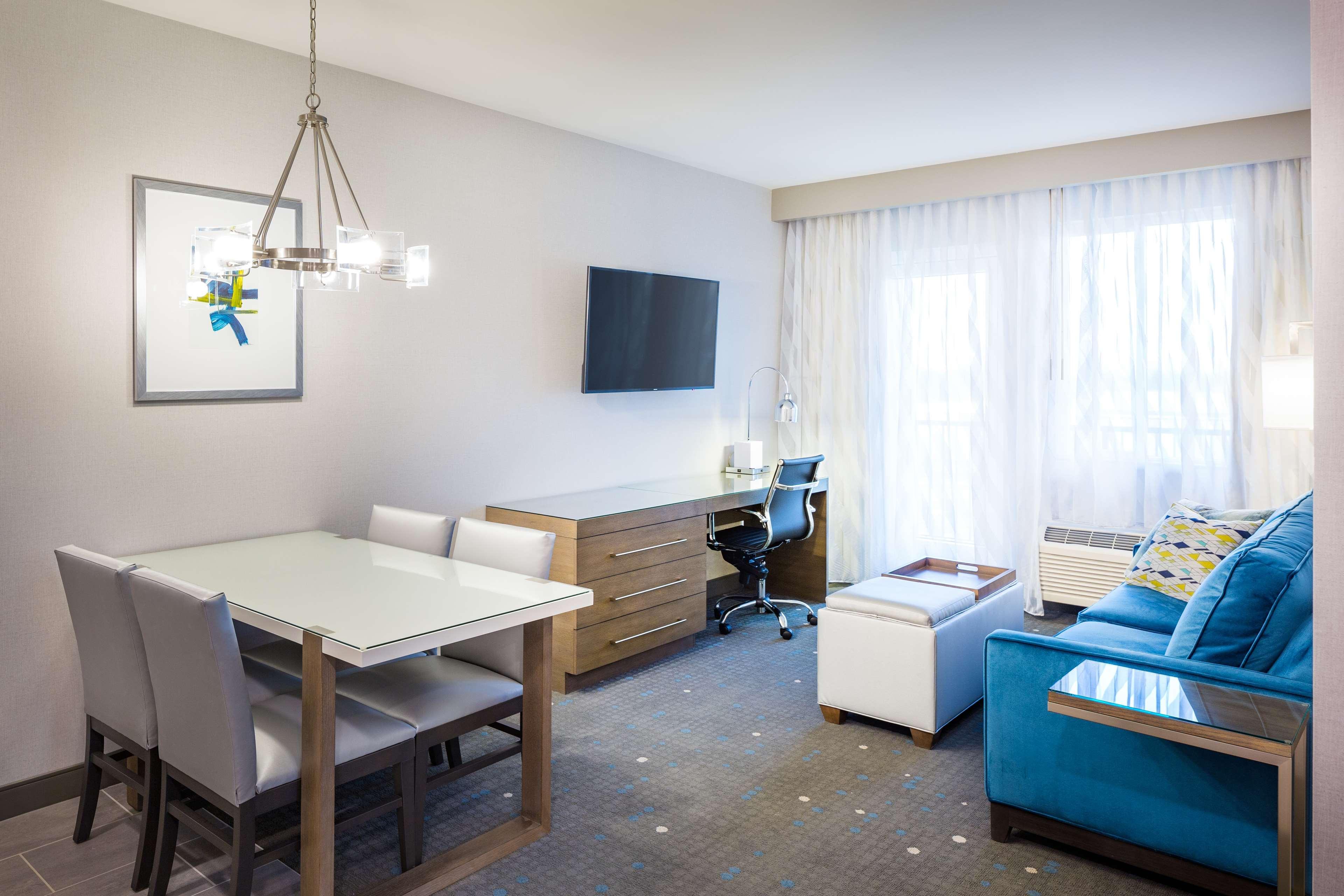 Best Western Premier Hotel At Fisher'S Landing Ванкувер Экстерьер фото
