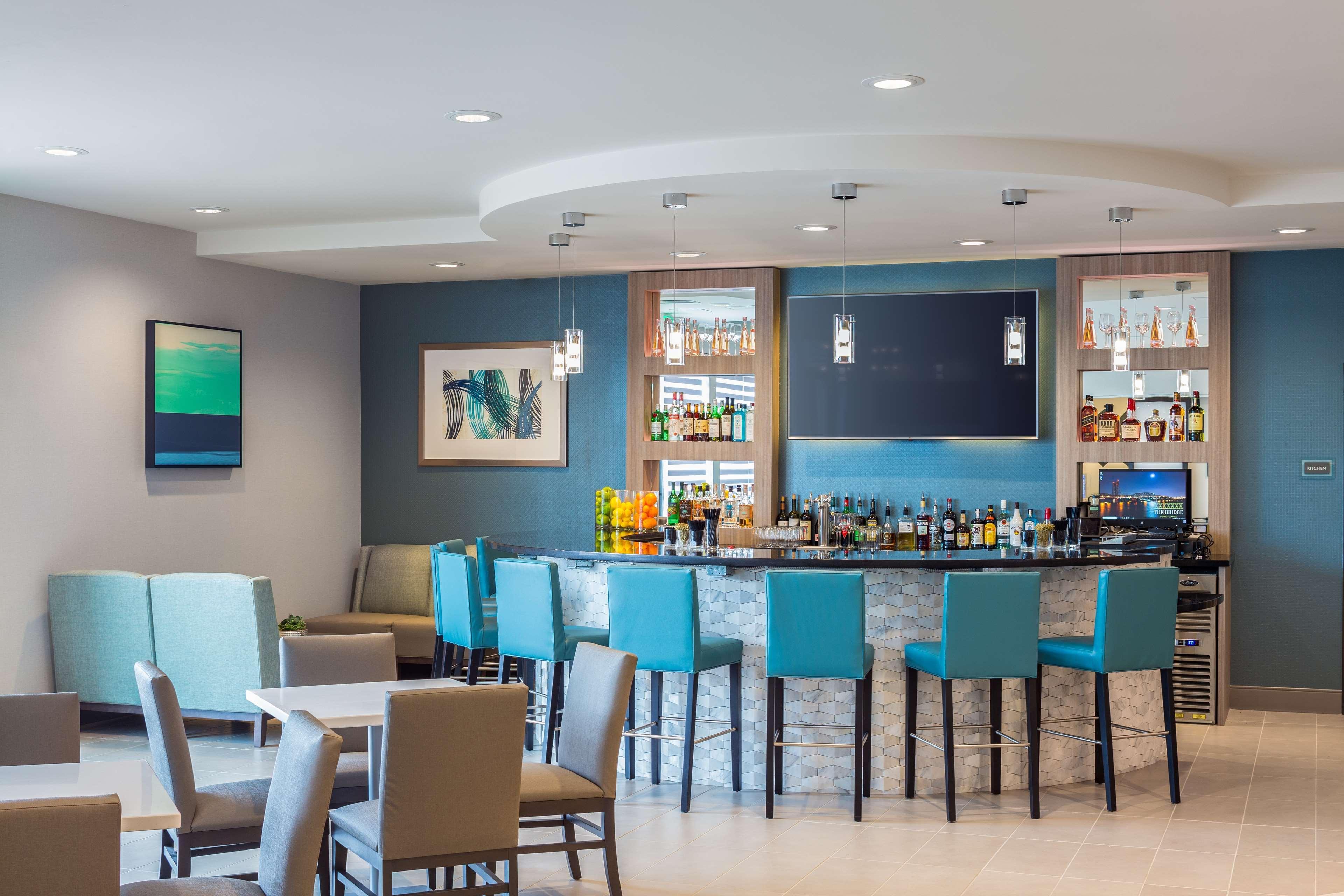 Best Western Premier Hotel At Fisher'S Landing Ванкувер Экстерьер фото