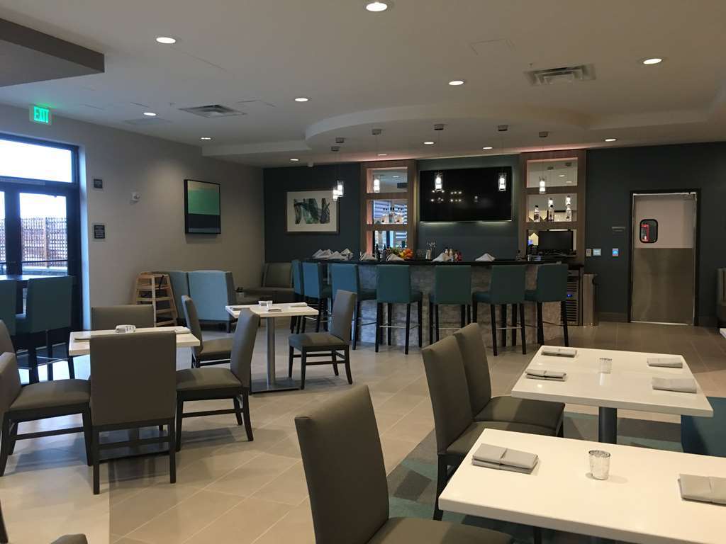 Best Western Premier Hotel At Fisher'S Landing Ванкувер Ресторан фото