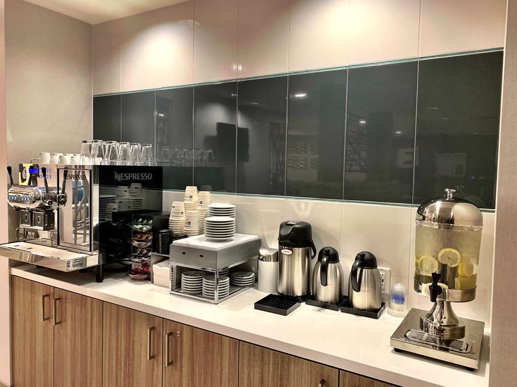 Best Western Premier Hotel At Fisher'S Landing Ванкувер Удобства фото
