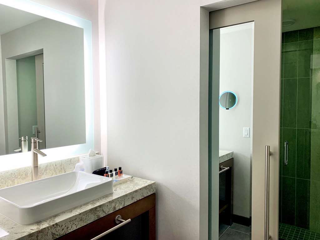 Best Western Premier Hotel At Fisher'S Landing Ванкувер Номер фото